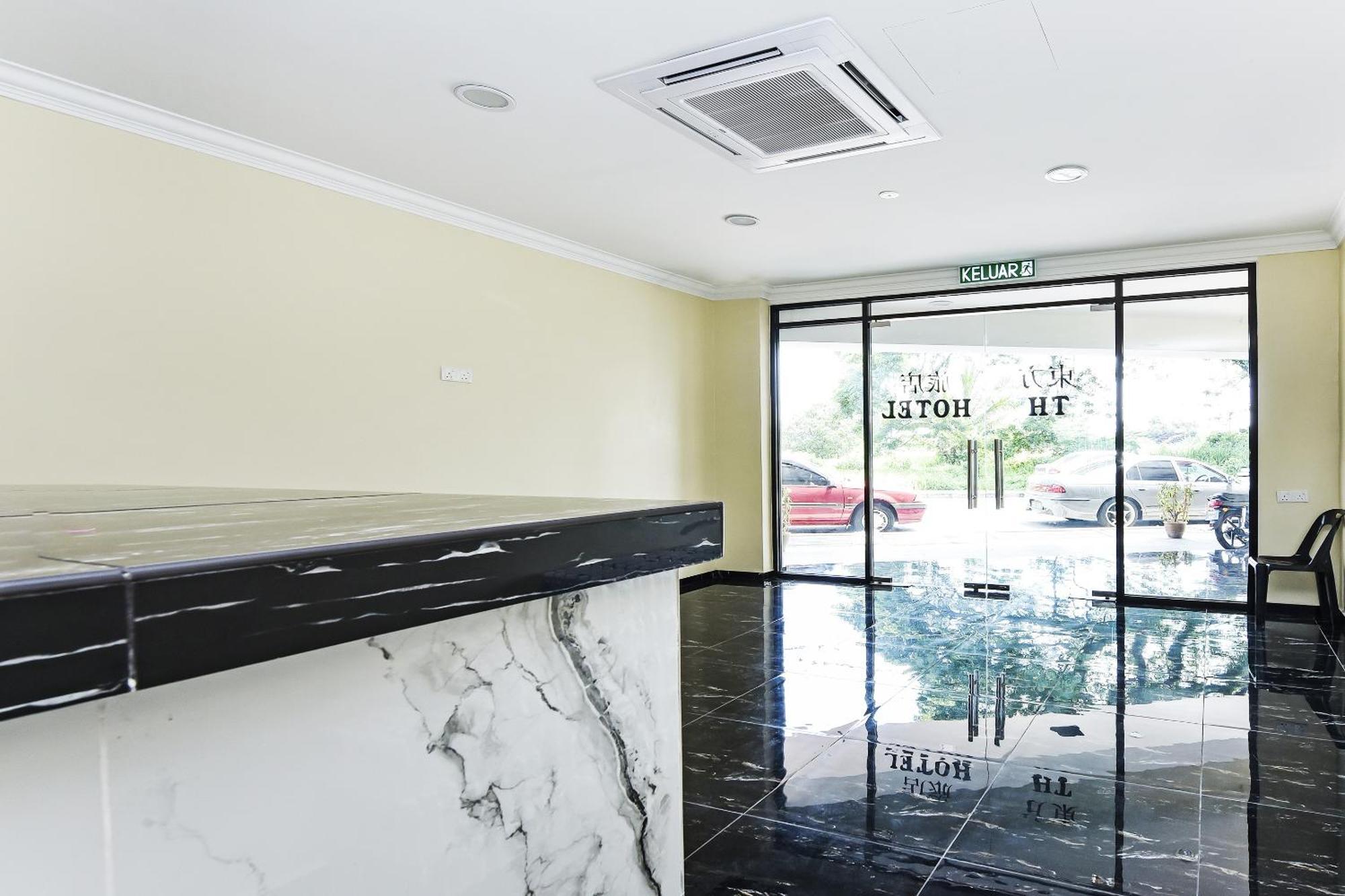 Oyo 90445 Th Hotel Bahau エクステリア 写真